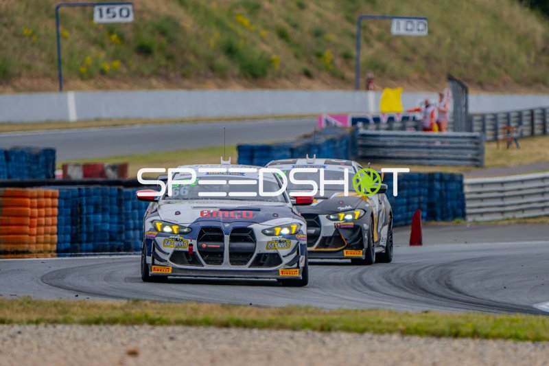 BMW M4 GT4 #66 führt Zweikampf in Oschersleben an