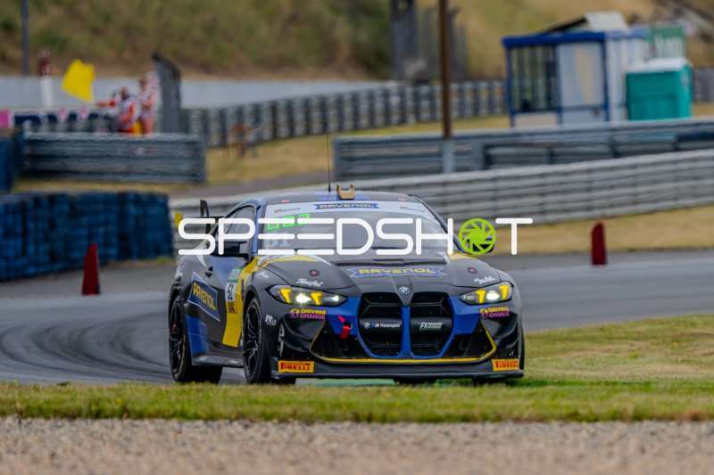 BMW M4 GT4 #61 mit Ravenol-Lackierung in Oschersleben