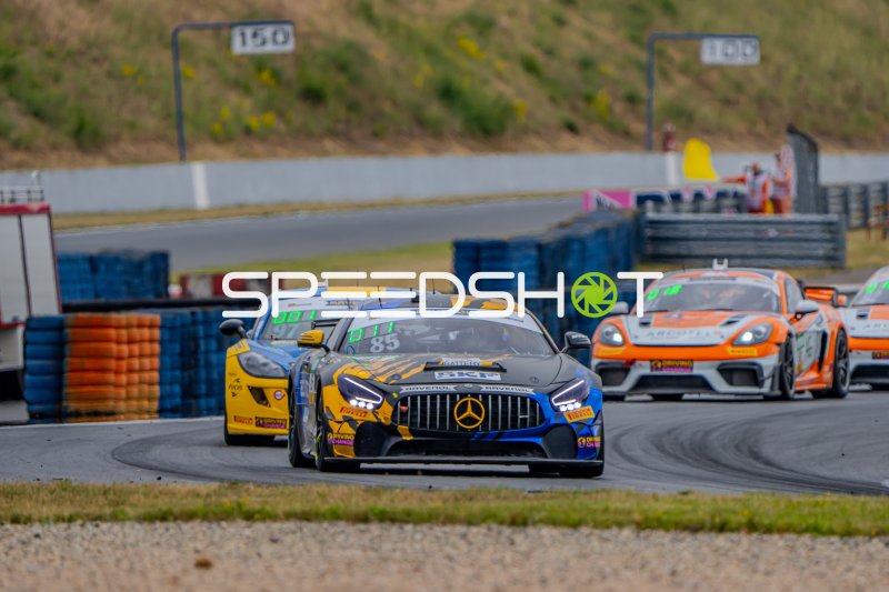 Mercedes-AMG GT4 #85 führt das Feld in Oschersleben an