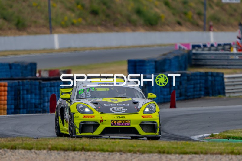 Porsche 718 Cayman GT4 RS #33 in der Kurve in Oschersleben