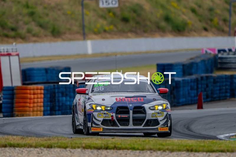 BMW M4 GT4 #66 in der Kurve der Motorsport Arena Oschersleben