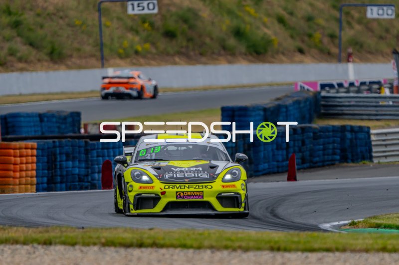 Porsche 718 Cayman GT4 RS #21 in der Kurve in Oschersleben