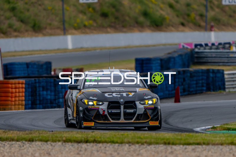 BMW M4 GT4 #49 (LIN) in der Kurve in Oschersleben
