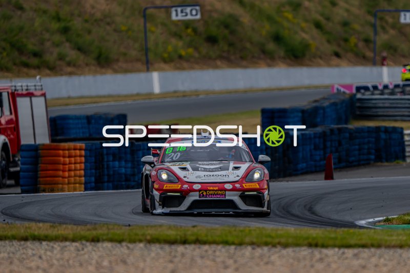 Porsche 718 Cayman GT4 RS #20 in der Kurve in Oschersleben