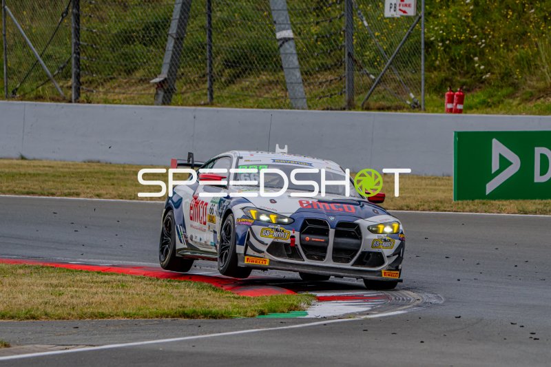 BMW M4 GT4 #66 (emco) in der Kurve in Oschersleben