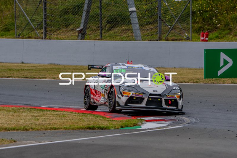 Toyota GR Supra GT4 #87 in der Kurve in Oschersleben