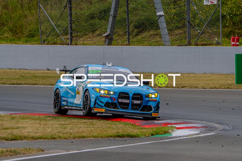 BMW M4 GT4 #50 in der Kurve der Motorsport Arena Oschersleben