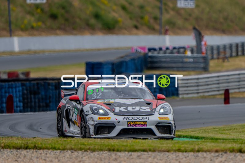 Porsche 718 Cayman GT4 #32 in der Kurve in Oschersleben