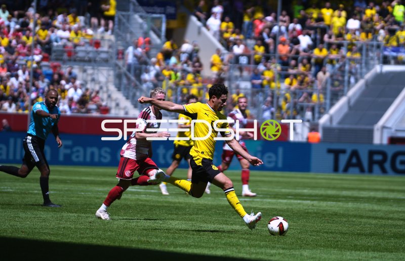 Borussia Dortmund im Zweikampf gegen Fortuna Düsseldorf beim Freundschaftsspiel