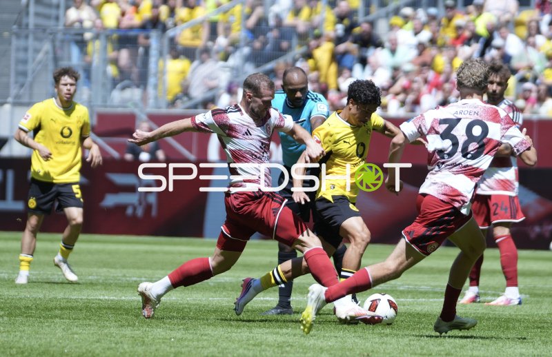 Zweikampf zwischen Borussia Dortmund und Fortuna Düsseldorf beim Freundschaftsspiel