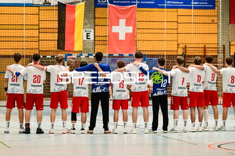 Concordia-Team bei Mannschaftsaufstellung vor Spielbeginn in Gelnhausen