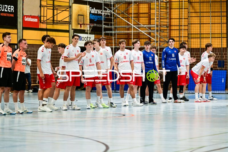 Schweizer Handball-Nationalmannschaft beim Aufstellen in der Rudi-Lechleidner-Halle