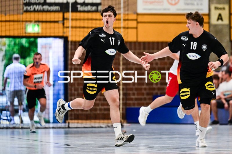 Jubel bei der deutschen Handball-Nationalmannschaft – #17 und #18 feiern gemeinsam