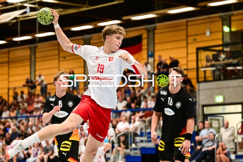 Schweizer Handballer (#19) beim Sprungwurf gegen Deutschland