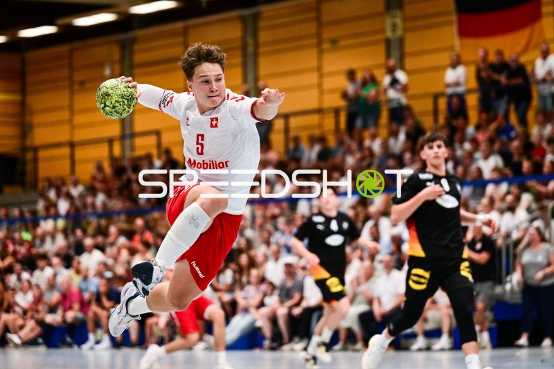 Schweiz #5 beim Sprungwurf in der Rudi-Lechleidner-Halle