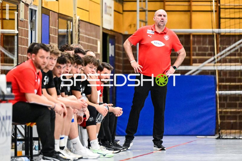 Trainer beobachtet das Spiel von der Seitenlinie in Gelnhausen