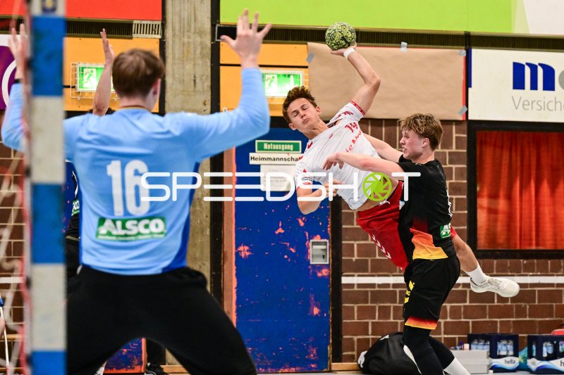 Wurfaktion im Handball-Zweikampf in der Rudi-Lechleidner-Halle