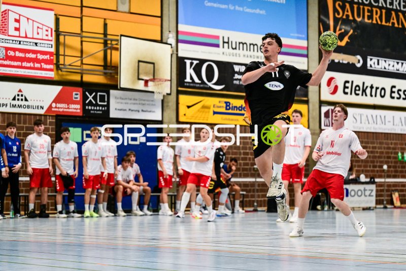 Spieler (#11; Deutschland U18) beim Sprungwurf gegen Schweiz U18