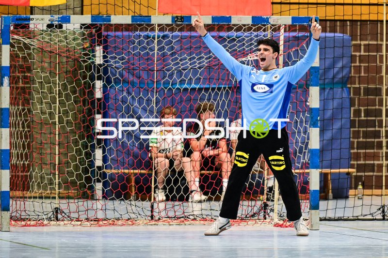 Torwart jubelt ausgelassen vor dem Handballtor in Gelnhausen