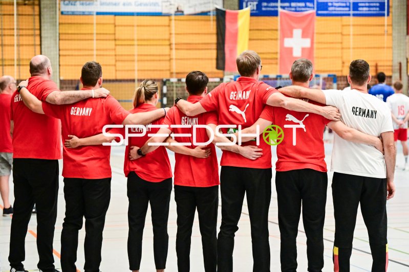 Deutsches Trainerteam Arm in Arm bei der Nationalhymne in Gelnhausen
