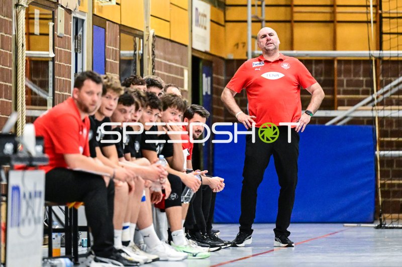 Trainer an der Seitenlinie beobachtet das Spiel in der Rudi-Lechleidner-Halle