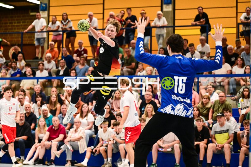 Sprungwurf im Angriff gegen Abwehrspieler (#16; Concordia) in Gelnhausen