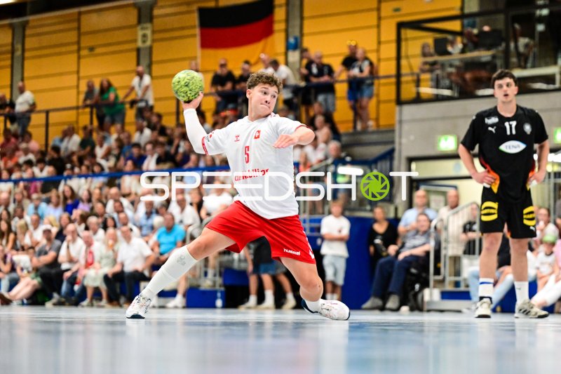 Schweizer Handballer (#5) beim Wurf gegen Deutschland (#17)