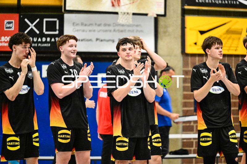 Deutsche Handball-Junioren applaudieren nach dem Spiel in Gelnhausen
