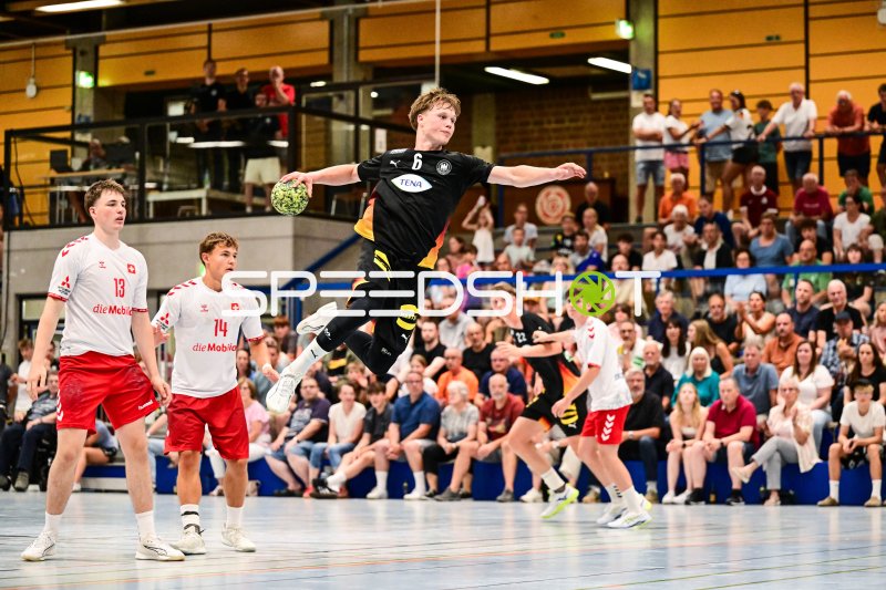 Spieler (#6; Deutschland) springt zum Wurf gegen die Schweiz