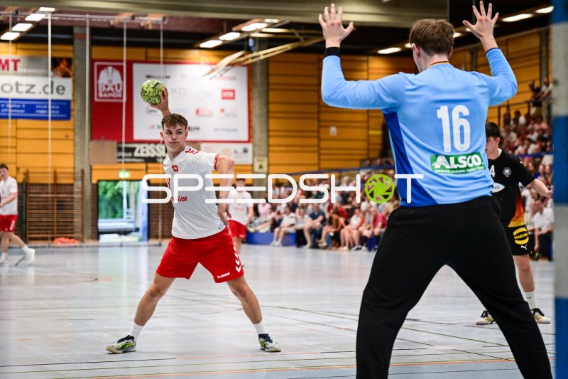 Schweizer Handballer beim Wurf gegen deutschen Torwart (#16)