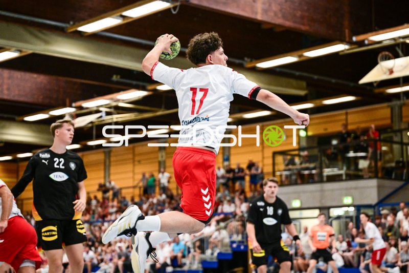 Spieler #17 beim Sprungwurf in der Rudi-Lechleidner-Halle