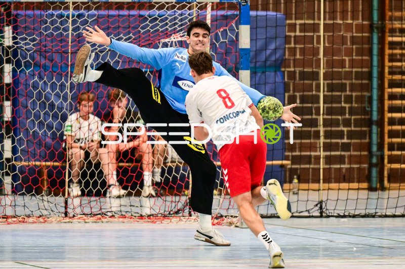 Torwart pariert Wurf von Spieler #8 in der Rudi-Lechleidner-Halle