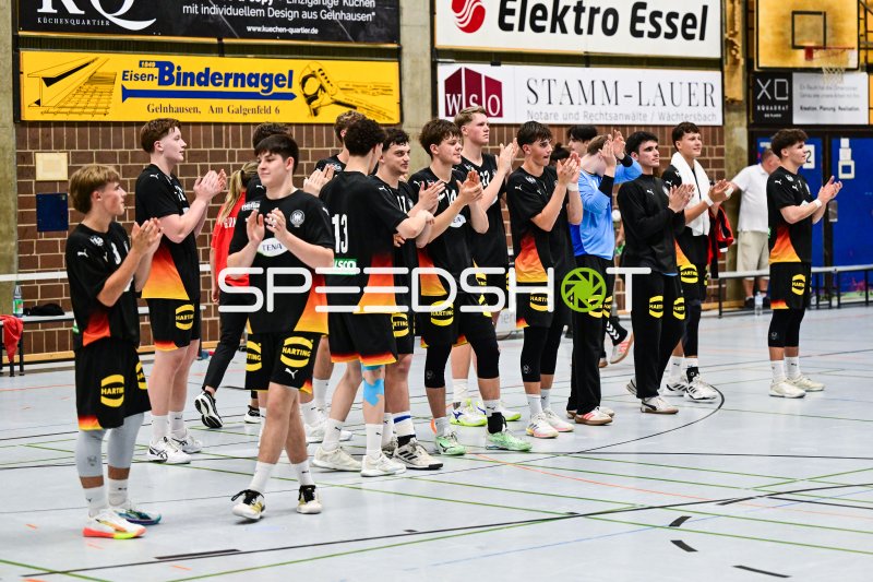 Deutsche Handball-Jugendmannschaft applaudiert nach dem Spiel in Gelnhausen
