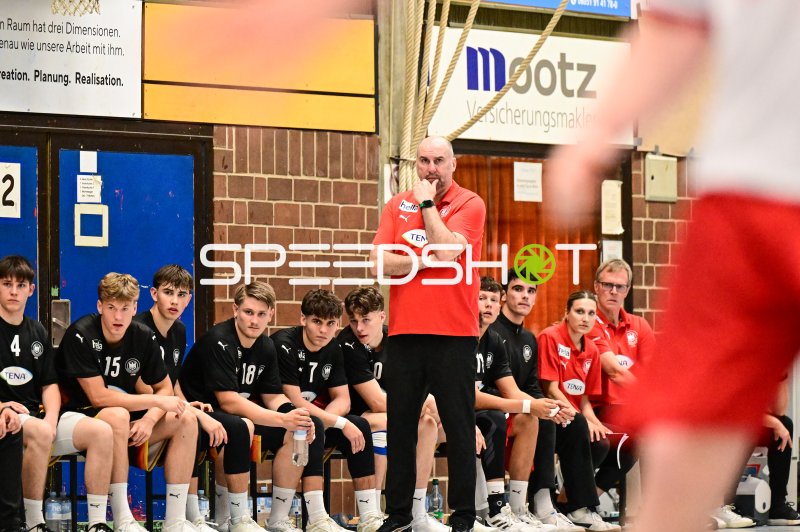 Trainer beobachtet das Spiel von der Seitenlinie in Gelnhausen
