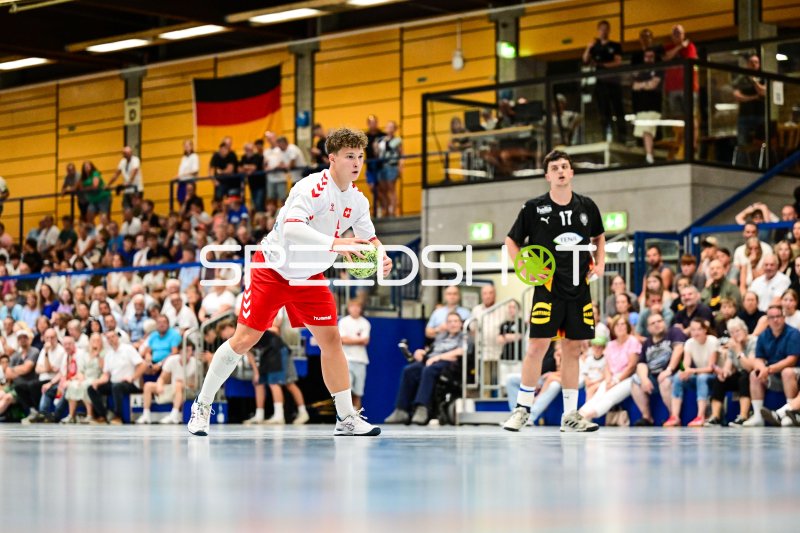 Schweizer Handballer mit Ball im Angriff in der Rudi-Lechleidner-Halle
