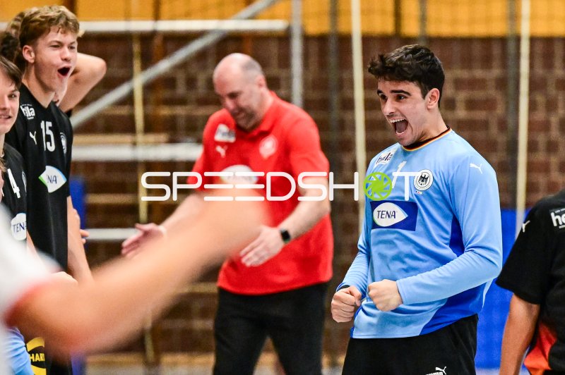 Torwart (#1; Deutschland) jubelt mit Teamkollegen in Gelnhausen