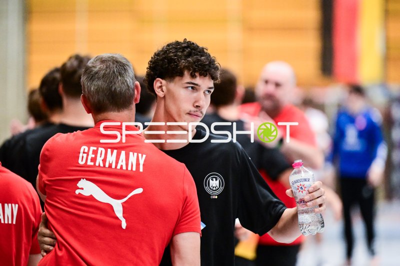 Deutscher Handballer im Gespräch in der Rudi-Lechleidner-Halle