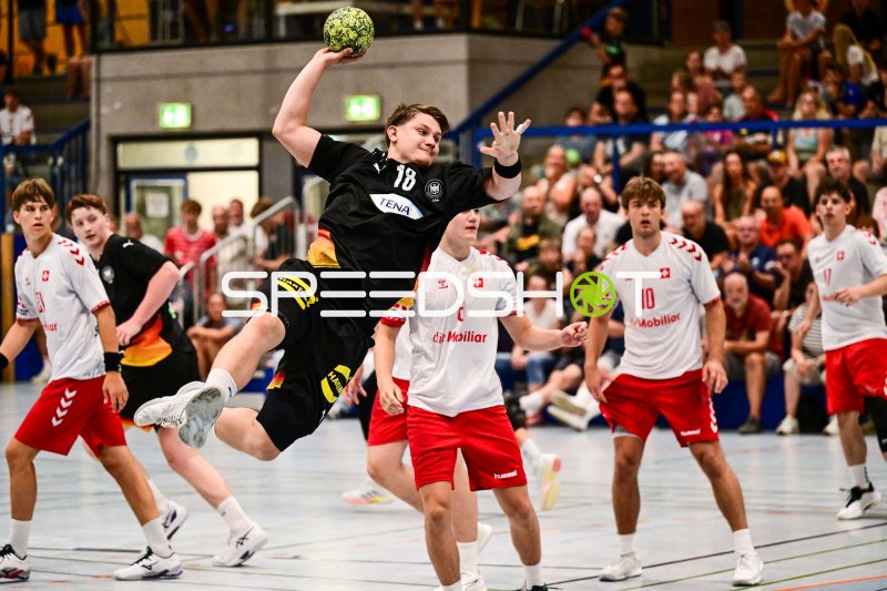 Spieler #18 (Deutschland) zieht zum Sprungwurf hoch