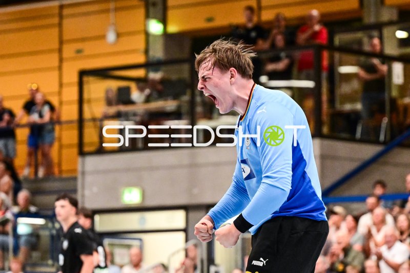 Jubelnder Handballer in der Rudi-Lechleidner-Halle Gelnhausen