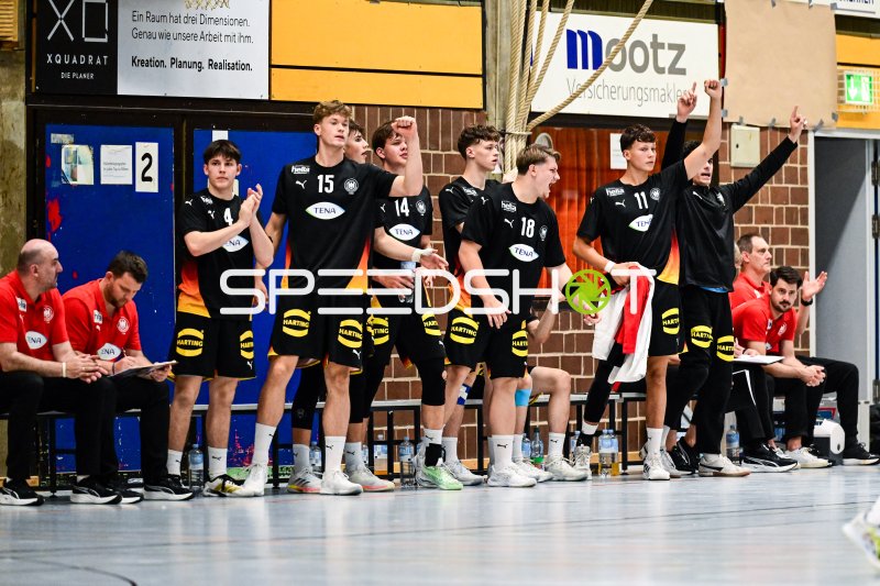 Deutsche Handball-Nationalmannschaft jubelt von der Bank in Gelnhausen