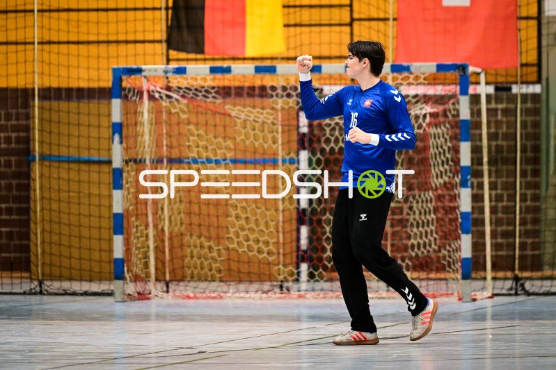 Jubelnder Spieler (#16) vor dem Tor in der Rudi-Lechleidner-Halle