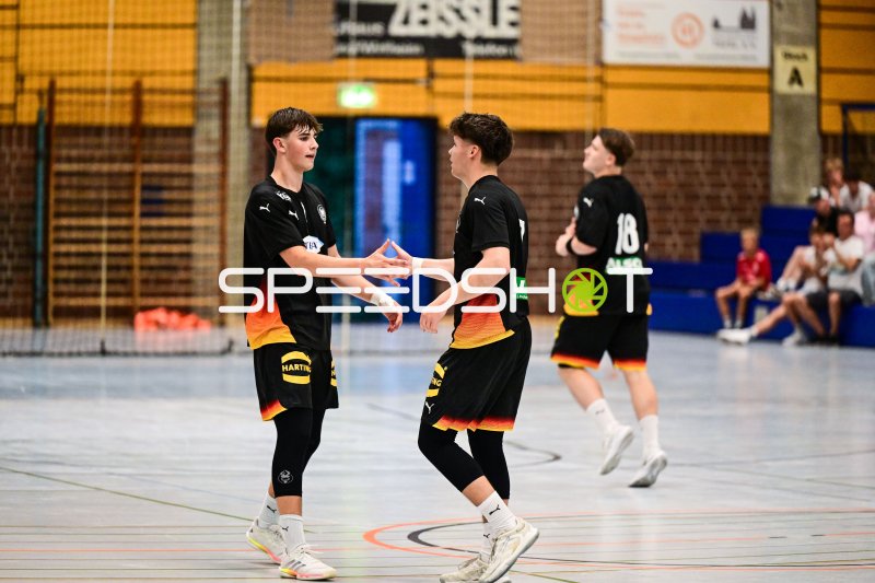 Handshake zweier Spieler beim Handball in der Rudi-Lechleidner-Halle