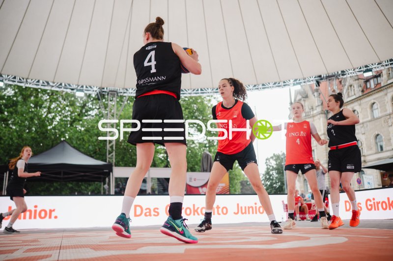 3x3-Basketball-Duell in Hannover: Spielerin (#4) im Angriff gegen Niederlande