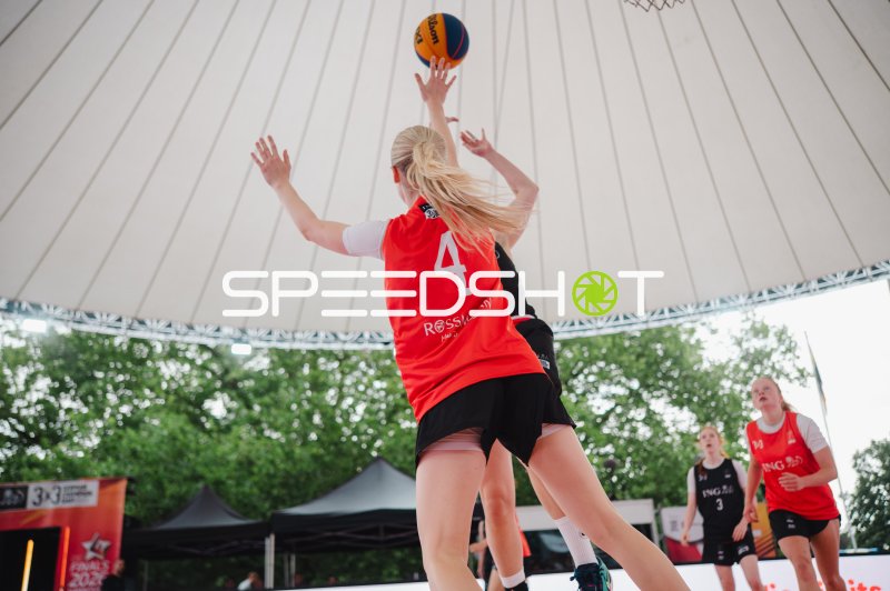 Spielerin (#4) beim Wurf im 3x3-Basketball-Turnier in Hannover