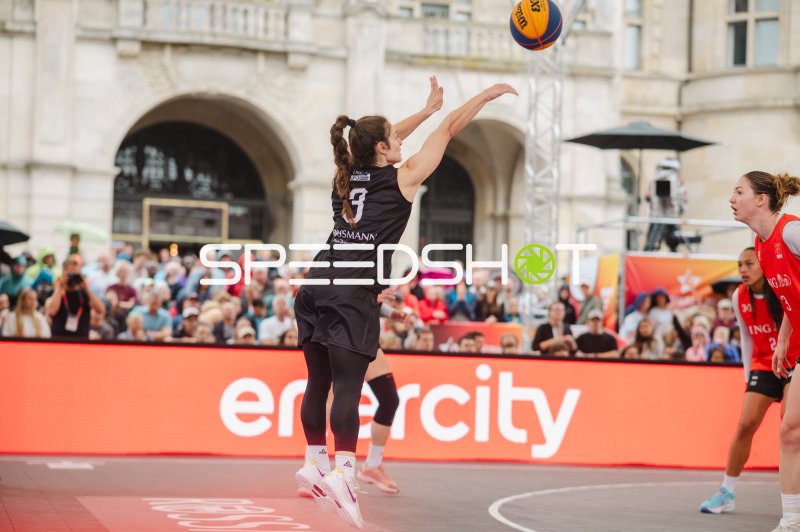 3x3-Basketball-Spielerin (#3) beim Wurf in Hannover