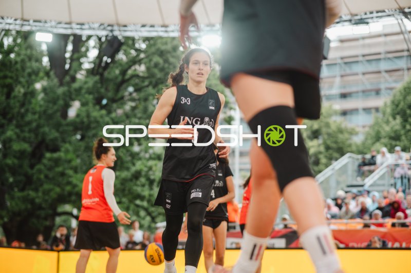 3x3-Basketball-Spielerin im Lauf beim Outdoor-Event in Hannover
