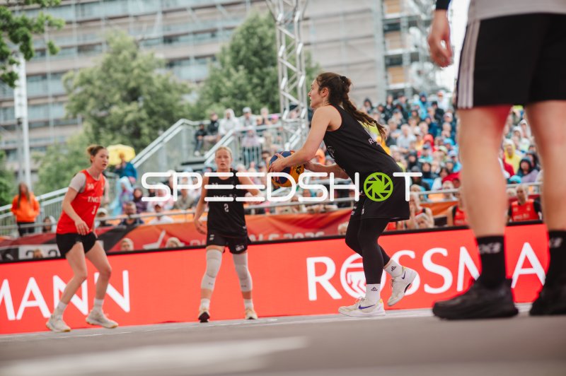 3x3-Basketball-Spielerin mit Ball im Angriff in Hannover