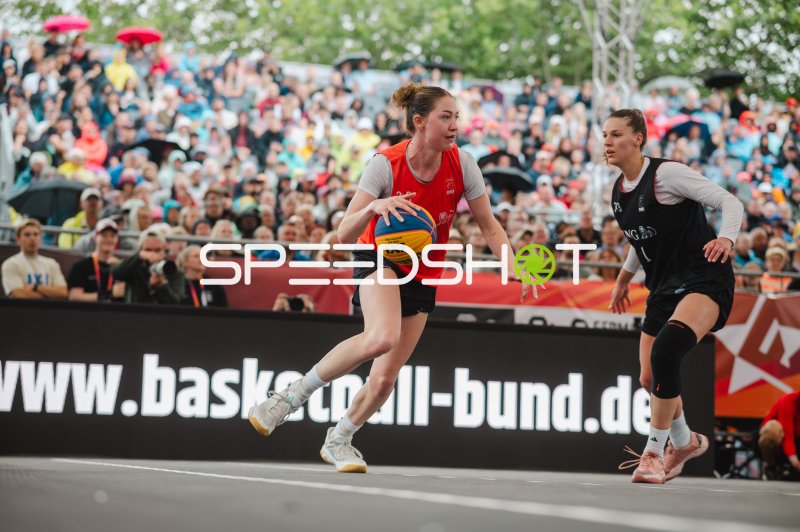 3x3-Basketball-Spielerin mit Ball im Angriff in Hannover
