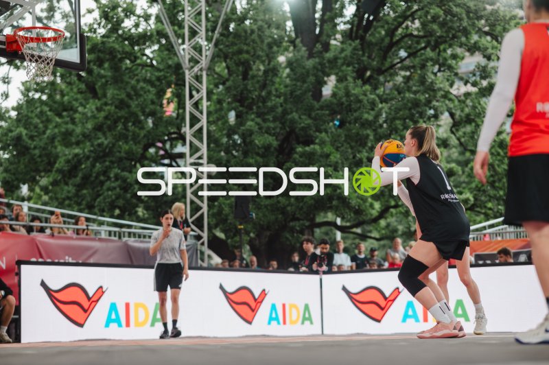 3x3-Basketball: Spielerin bereitet Wurfversuch vor dem Korb vor