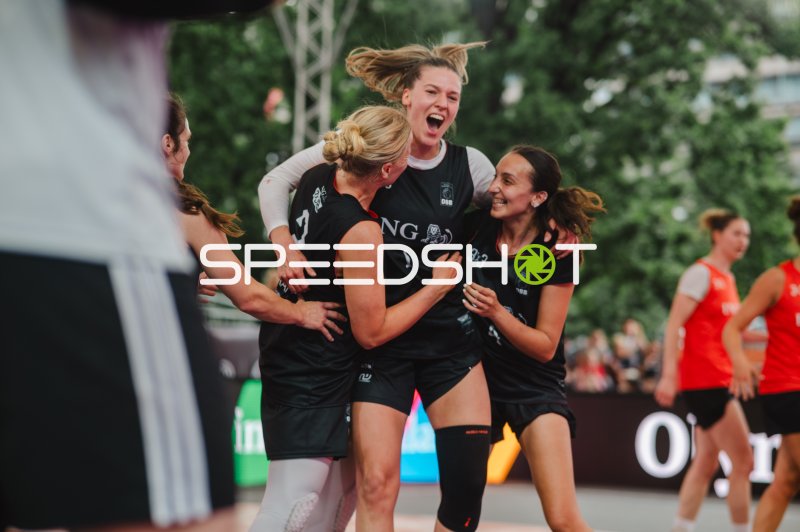Jubel-Moment: Deutschland-Spielerinnen feiern Treffer beim 3x3-Basketball